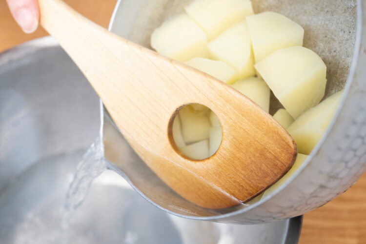 茹でたじゃがいもの鍋から湯を切る